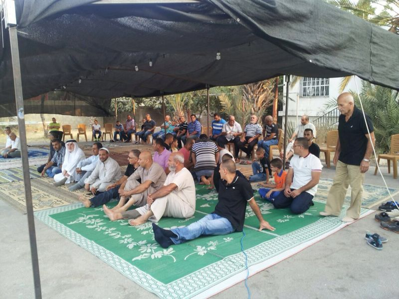 بالصور: صلاة العيد في خيمة الاعتصام بحي دهمش 